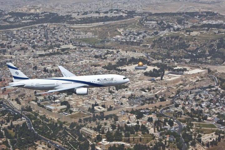avion de la compagnie ElAl au dessus de Jérusalem